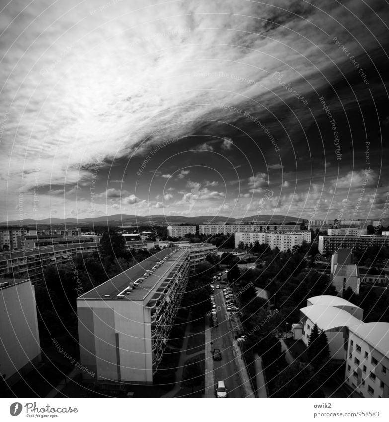 Überblick Himmel Wolken Horizont Klima Wetter Schönes Wetter Baum Kleinstadt Stadt Stadtrand bevölkert Haus Mauer Wand Balkon Fenster Dach Verkehrsmittel