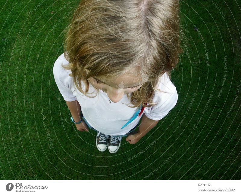 vom Scheitel bis zur Sohle Kind Jugendliche Mädchen klein blond gehorsam unschuldig winzig gehorchen Wachstum Wiese grün weiß Haarschopf Schuhe Chucks Länge