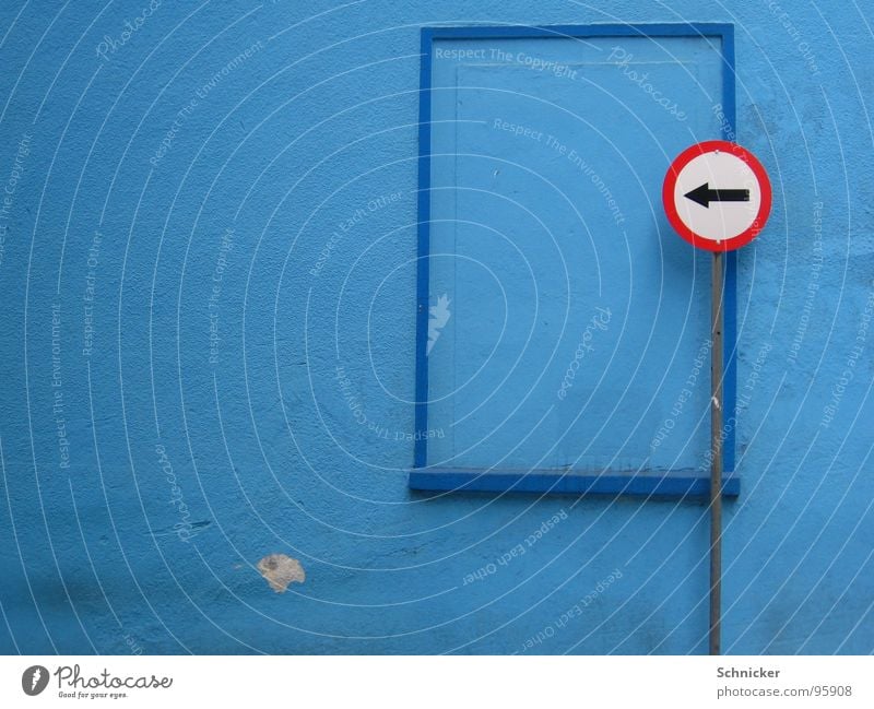 Einbahnstrasse Wand Einbahnstraße links Verkehrsschild Fenster Straßennamenschild blau Schilder & Markierungen pfleil Strassenschild. Brasilien