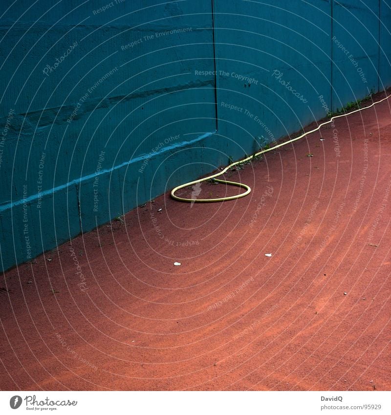 court corner Wand Platz Spielen Tennis Schlauch Gartenschlauch Lasso Tennisplatz Staub trocken gießen Ballsport Spielfeldrand color clash übelste Farben