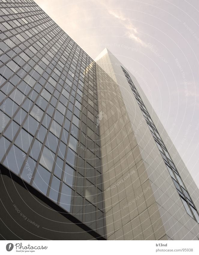 Eis am Stiel Haus Hochhaus Gebäude Bürogebäude Fassade Glasfassade Fenster Fensterfront Wolken eckig parallel weiß grau hoch Turm verspiegelt