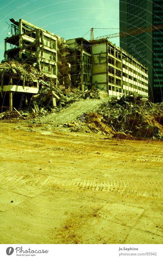 ultimate death of the seminargebäude Abrissgebäude Plattenbau Demontage Baustelle Mauerreste Bauschutt Ruine Wandel & Veränderung Stadtentwicklung Sanieren