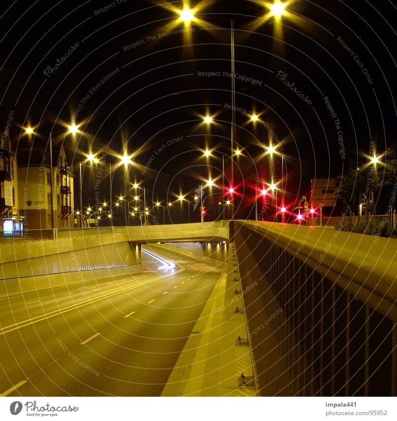 starlight glänzend Langzeitbelichtung Laterne Tunnel Nacht dunkel Ampel Verkehrswege Industrie Stern (Symbol) PKW Straße Licht Brücke citylights Sternenhimmel