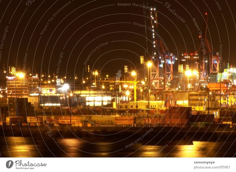 Schlaflos in Hamburg Licht Nacht dunkel Reflexion & Spiegelung Leben Stadt Schichtarbeit Arbeit & Erwerbstätigkeit Kran Industrie Hafen Schifffahrt Wasser