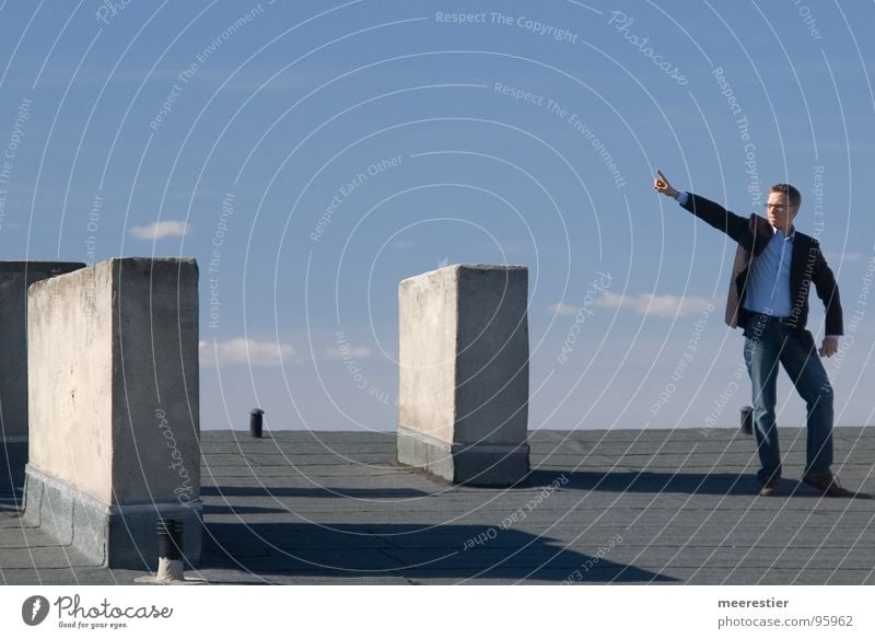 Vorwärts Männer Dach Beton Wolken Mann Erfolg Gestus eine Person Himmel Ferien & Urlaub & Reisen blau