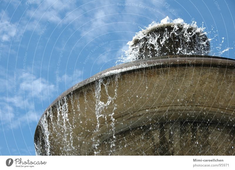 splash waterfalls Brunnen Wolken weiß klein Reichtum Zufriedenheit Kunst Außenaufnahme Wahrzeichen Denkmal hell Stein Wasser schaumig Himmel blau Klarheit Ferne