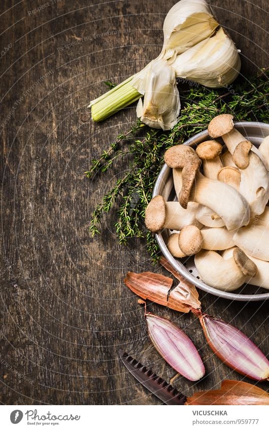 eryngii Pilze in Metallschüssel mit Knoblauch, Thymian,Zwiebel Lebensmittel Gemüse Suppe Eintopf Kräuter & Gewürze Ernährung Mittagessen Abendessen Festessen