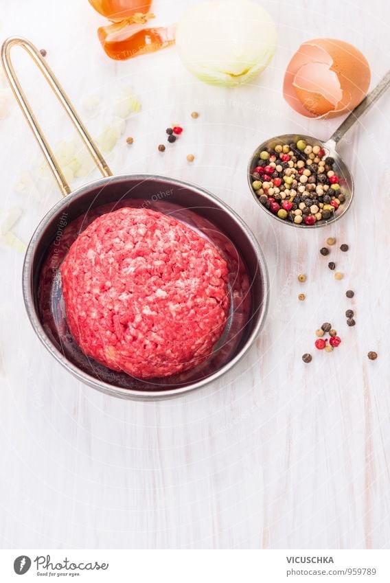 Bulette in der Pfanne auf dem Küchentisch. Lebensmittel Fleisch Gemüse Kräuter & Gewürze Ernährung Mittagessen Abendessen Bioprodukte Diät Löffel Design