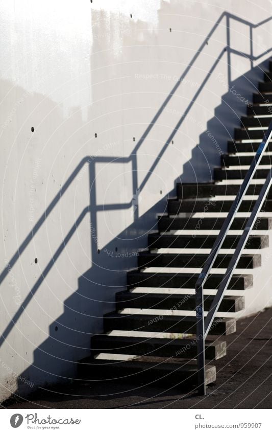 treppe Mauer Wand Treppe Wege & Pfade Treppengeländer aufwärts abwärts Abwärtsentwicklung Beginn Ziel Farbfoto Gedeckte Farben Außenaufnahme Menschenleer