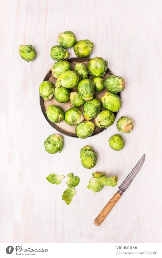 Rosenkohl Schälen, Vorbereitung für das Kochen Lebensmittel Gemüse Ernährung Bioprodukte Vegetarische Ernährung Diät Schalen & Schüsseln Messer Lifestyle Stil