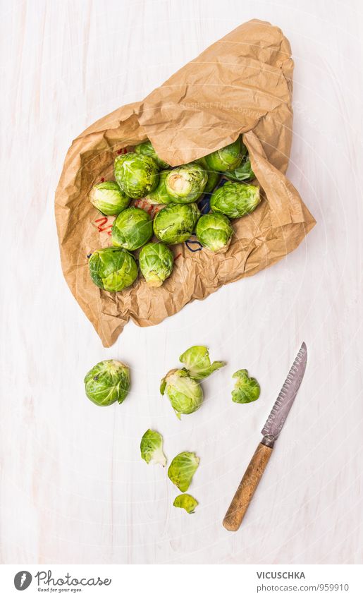 Rosenkohl in Papiertüten auf weißen Holztisch Lebensmittel Gemüse Ernährung Bioprodukte Vegetarische Ernährung Diät Messer Stil Winter Natur Design fresh