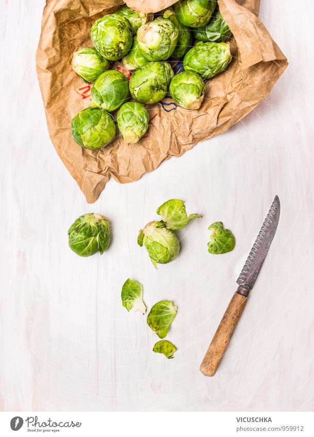 Rosenkohl zubereiten auf weißem Holztisch Lebensmittel Gemüse Ernährung Mittagessen Abendessen Bioprodukte Vegetarische Ernährung Diät Messer Stil Design