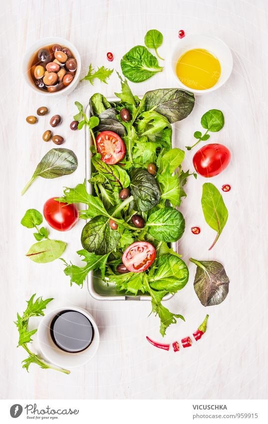 Wildkräutersalat mit Tomaten, Oliven, Essig und Öl Lebensmittel Gemüse Salat Salatbeilage Kräuter & Gewürze Ernährung Mittagessen Abendessen Büffet Brunch