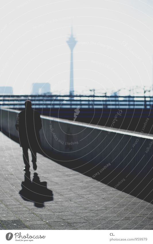 am rhein Business Mensch maskulin Mann Erwachsene Leben 1 30-45 Jahre Himmel Düsseldorf Stadt Skyline Mauer Wand Sehenswürdigkeit Wahrzeichen Rheinturm Verkehr