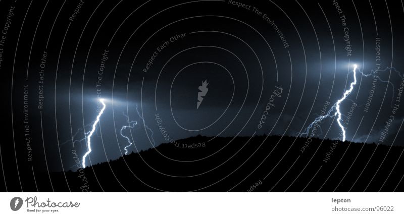 electricity Blitze dunkel Blitzlichtaufnahme elektrisch verzweigt Wolken Sturm Unwetter Gewitter Regen hell Himmel