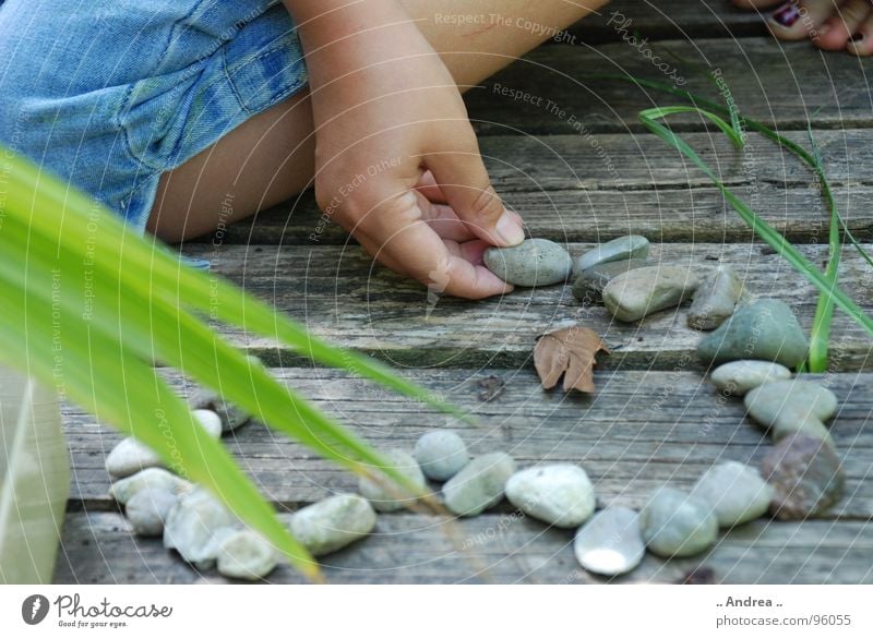 Herz aus Stein Wellness harmonisch Wohlgefühl Zufriedenheit Erholung ruhig Meditation Spielen Sommer Garten Kind Mädchen Junge Frau Jugendliche Arme Hand Finger