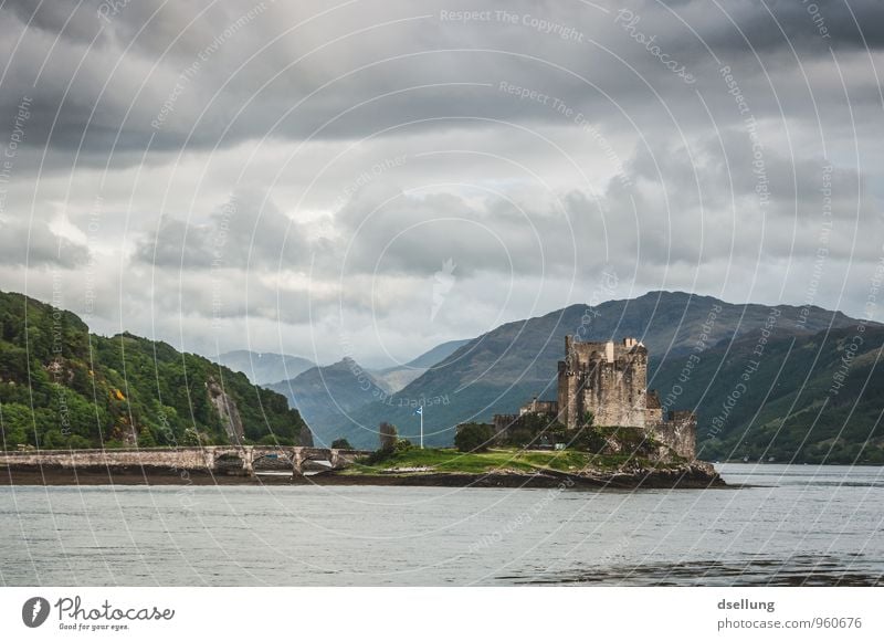 Eilean Donan Castle Umwelt Natur Landschaft Himmel Wolken Frühling schlechtes Wetter Hügel Küste Seeufer Burg oder Schloss Bauwerk Gebäude Sehenswürdigkeit alt