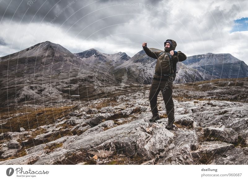 Bergsteigermüsli maskulin Junger Mann Jugendliche 1 Mensch 18-30 Jahre Erwachsene Natur Landschaft Erde Himmel Wolken Vollmond Schönes Wetter Wind Felsen