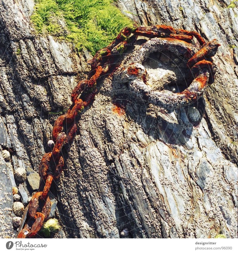 (H)alt anketten binden festhalten retten fangen gefangen Meer Atlantik Bretagne edel Rust See Vergänglichkeit Kette Handschellen Rost Stein Felsen chain schön