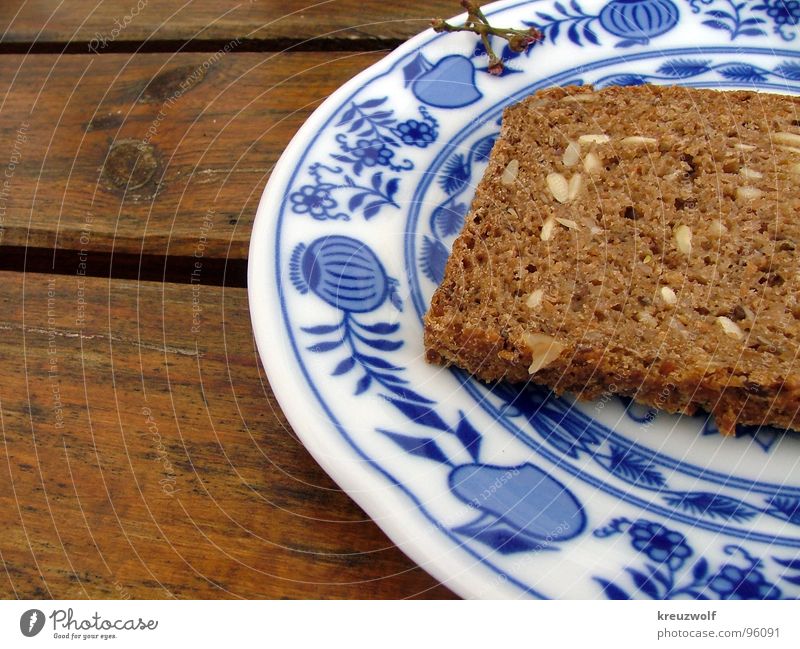 Brotzeit Teller Holztisch Vollkorn Keramik Gesundheit Vesper Abendessen lecker braun Korn rustikal Bayern Außenaufnahme Picknick körnig Frühstück