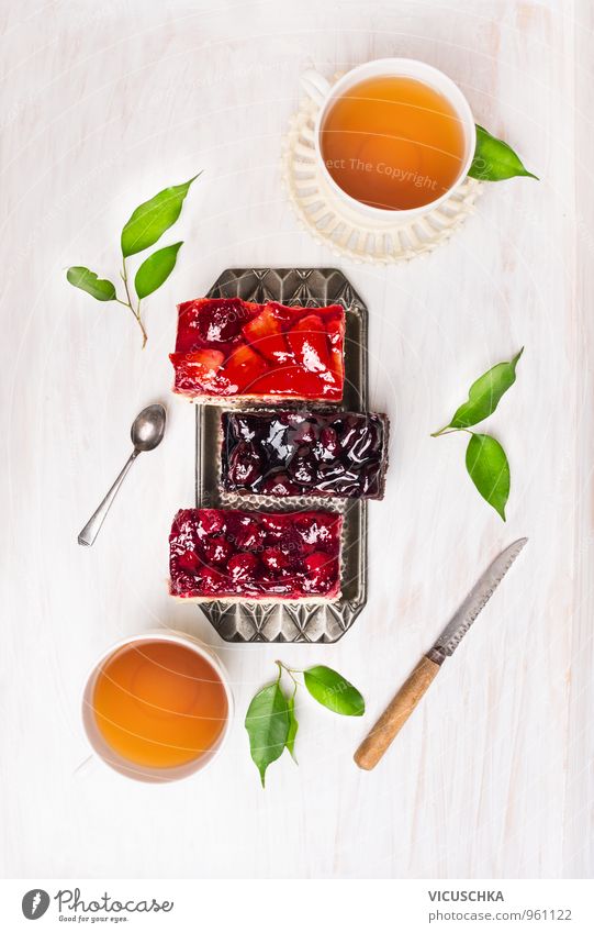 Kuchen mit verschiedenen Früchten und Tassen mit Tee Lebensmittel Frucht Dessert Süßwaren Marmelade Ernährung Kaffeetrinken Bioprodukte Vegetarische Ernährung