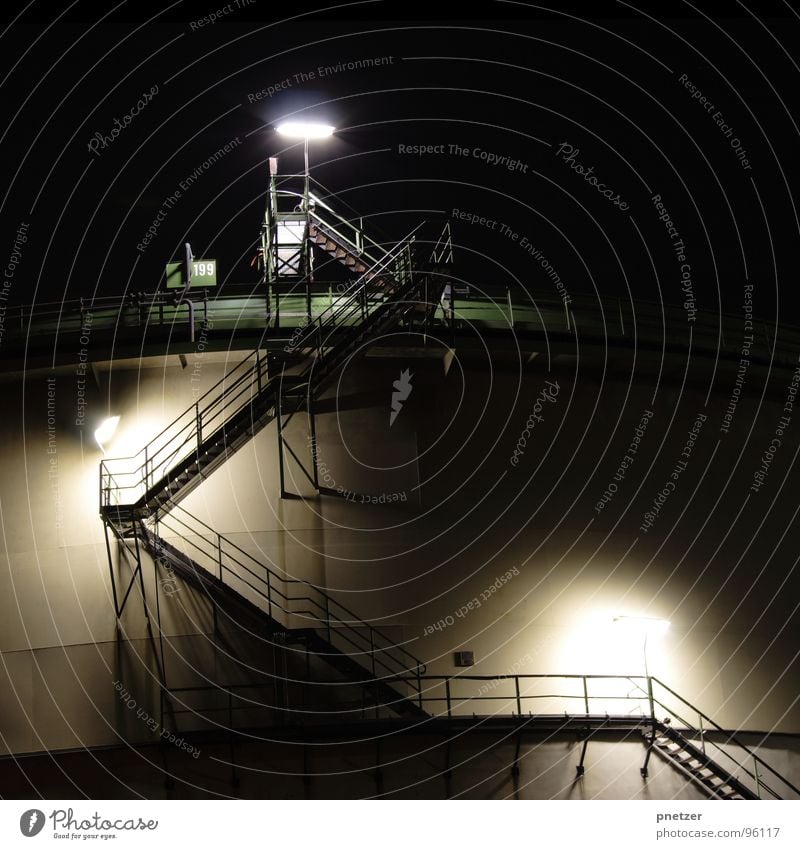 die Treppe Fabrik Licht Nacht Langzeitbelichtung Belichtung grün schwarz Industrie Schornstein Kühlturm