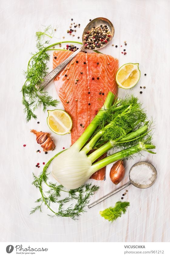 rohe Lachs Filet , Fenchel , Dill, Zitrone und Zwiebel Lebensmittel Fisch Gemüse Kräuter & Gewürze Ernährung Mittagessen Abendessen Bioprodukte