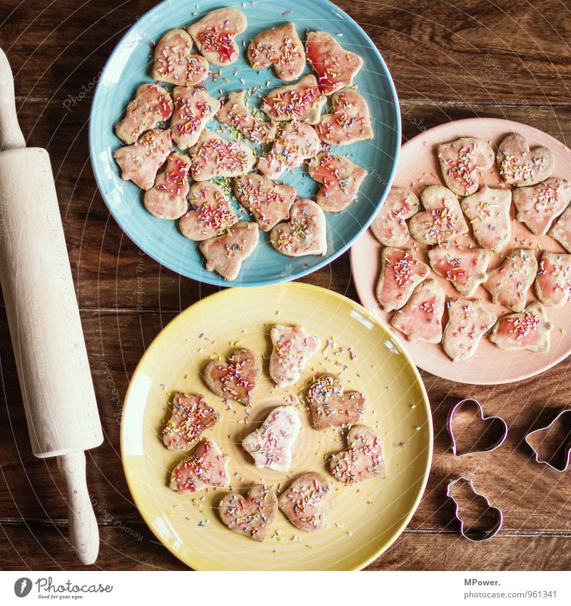 weihnachtsgebäck Lebensmittel Süßwaren Ernährung Essen Bioprodukte Fressen süß Keks Weihnachten & Advent Teller mehrfarbig herzförmig Streusel Nudelholz Holz