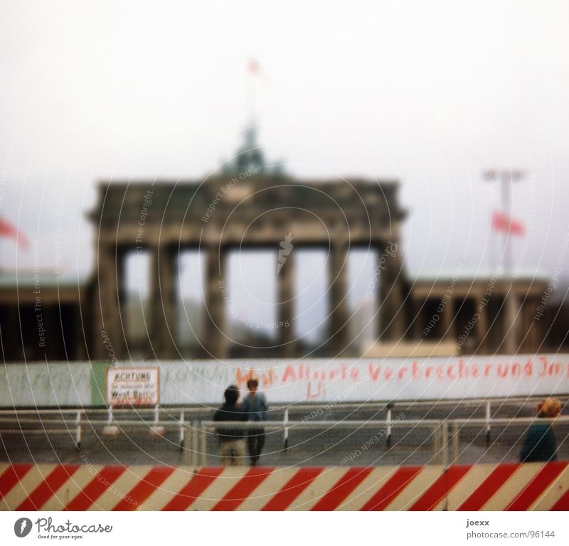 … und raus bist du! III Freiheit maskulin feminin Frau Erwachsene Mann Paar 2 Mensch Tor Mauer Wand Sehenswürdigkeit Wahrzeichen Denkmal Blick träumen