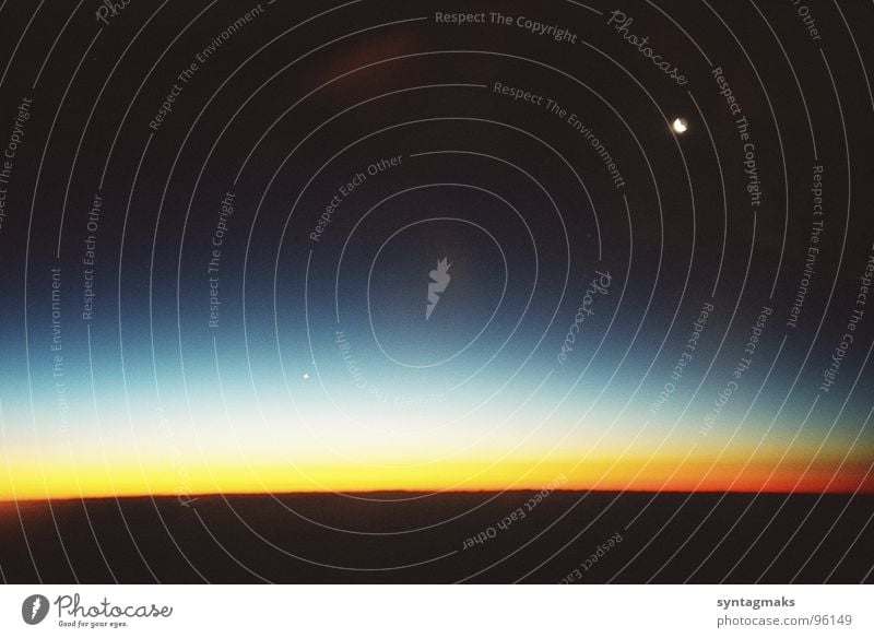 in 8000 m Höhe Mallorca Flugzeug Vorfreude Nacht Planet Wohnung halbwegs Himmelskörper & Weltall Luftverkehr Mond our space morning der Morgen vor Sonnenaufgang