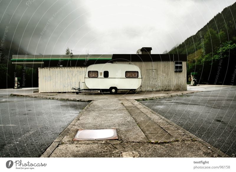 wohnwagen Ferien & Urlaub & Reisen schlechtes Wetter feucht nass kalt Tankstelle Parkplatz Pause Halt Berge u. Gebirge Wolken Regen cloudy rain mountains