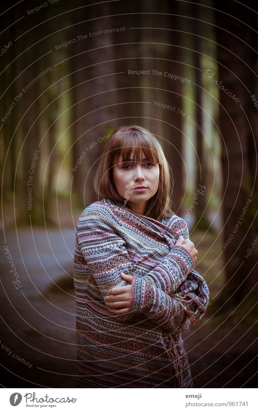 im Dunkeln feminin Junge Frau Jugendliche 1 Mensch 18-30 Jahre Erwachsene Umwelt Natur Landschaft Herbst Wald dunkel Farbfoto Gedeckte Farben Außenaufnahme