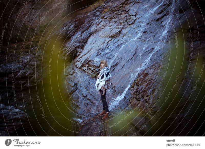 I feminin Jugendliche 1 Mensch 18-30 Jahre Erwachsene Umwelt Natur Landschaft Herbst Felsen Wasserfall schön Farbfoto Außenaufnahme Tag Schwache Tiefenschärfe