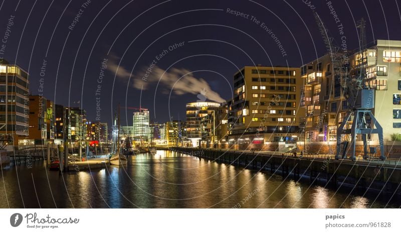 Silvesternacht am Sandtorkai Hamburg Hafenstadt Menschenleer Haus Hochhaus Industrieanlage Fassade Fenster Sehenswürdigkeit Schifffahrt Bootsfahrt Sportboot