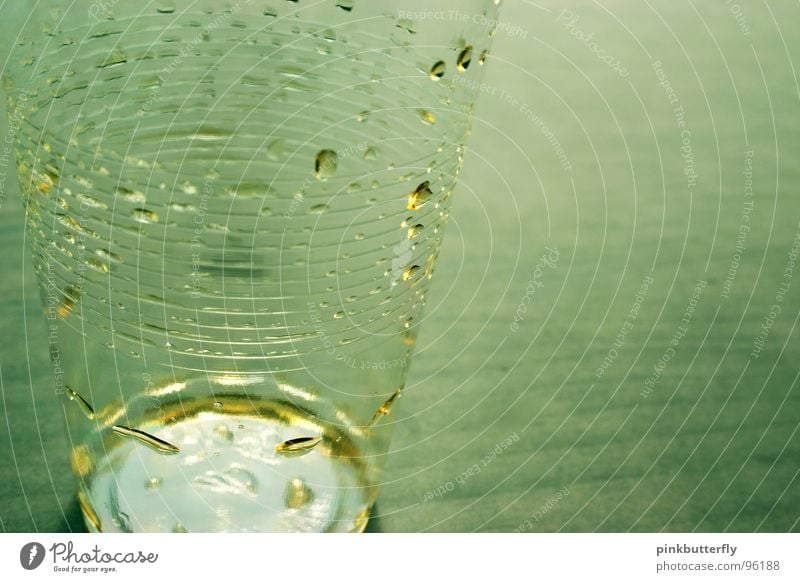 Ahhhh ... *rülps* Becher leer Cola Tisch braun satt Ernährung Getränk trinken Plastikbecher durchsichtig Vergänglichkeit Farbe Cola light Wassertropfen