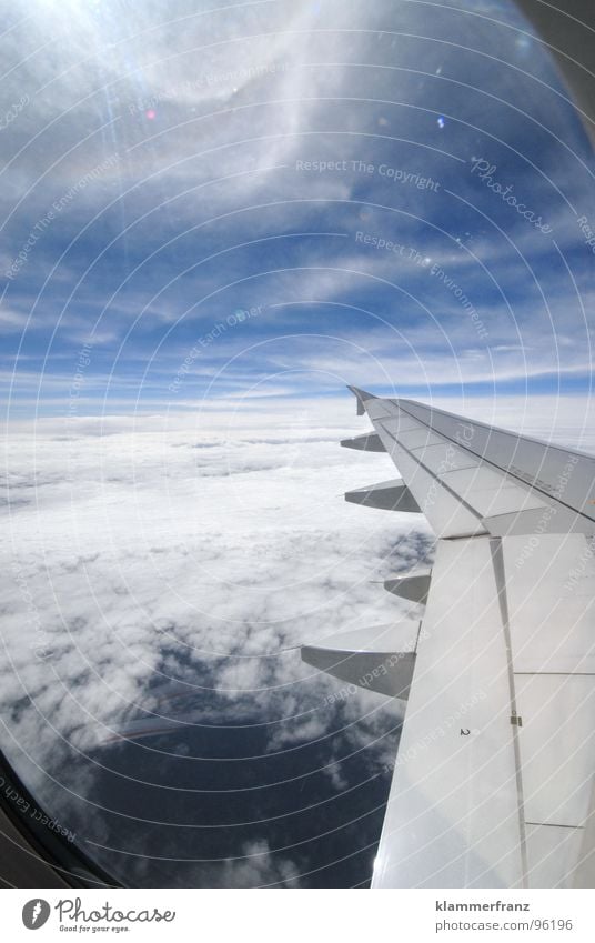 Neulich im Bus Wolken über den Wolken Hoffnung Horizont Himmel schlechtes Wetter ruhig Einsamkeit Gelassenheit Landschaft Weitwinkel weiß Hintergrundbild