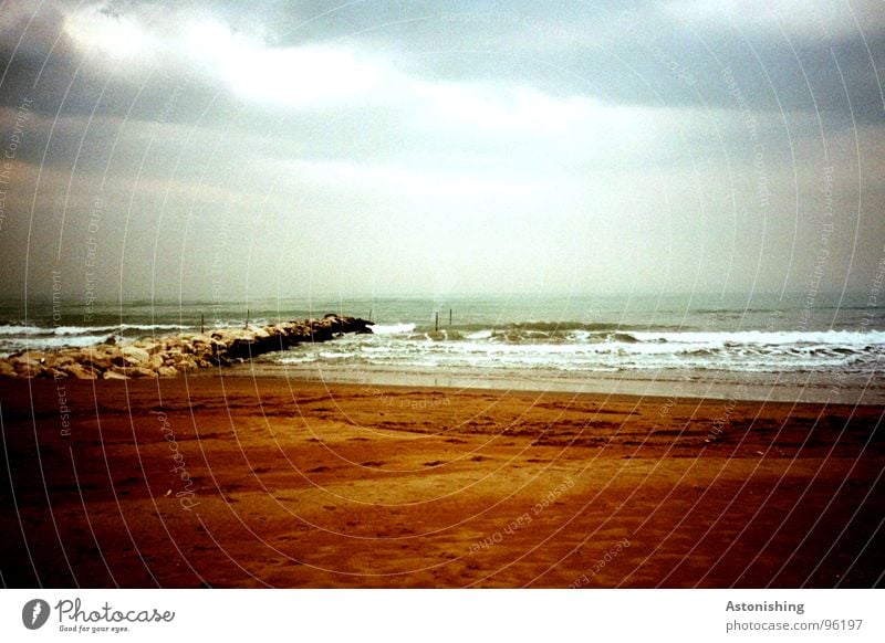 Winter am Meer Strand Wellen Umwelt Natur Landschaft Sand Wasser Himmel Wolken Gewitterwolken Horizont Wetter schlechtes Wetter Unwetter Wind Küste Stein dunkel