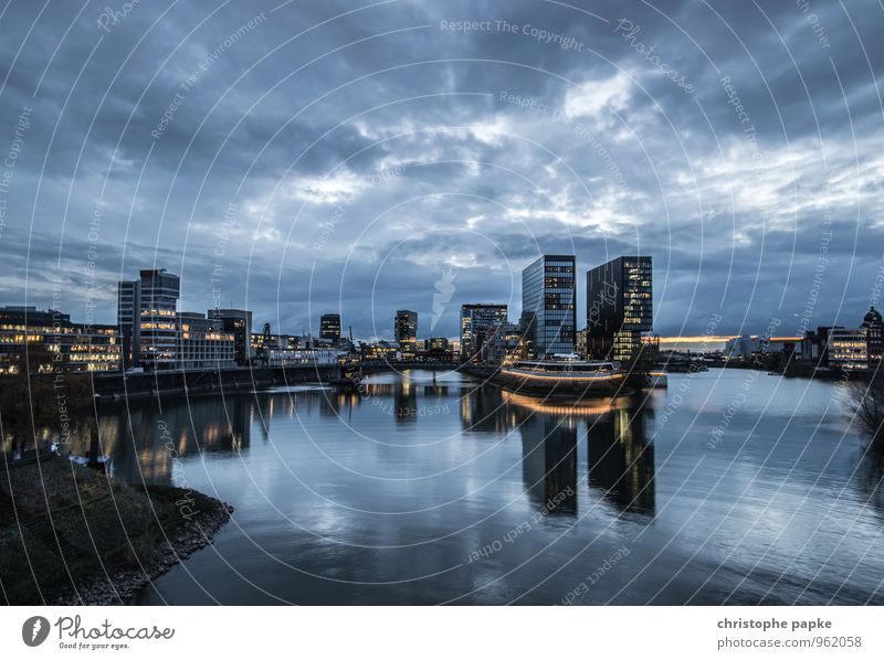 Düsseldorf, Medienhafen Deutschland Stadt Stadtzentrum Skyline Hafen Bauwerk Zollhof medienhafen Städtereise Wolken Nachthimmel Haus Hochhaus Bankgebäude