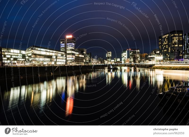 Düsseldorf, Medienhafen bei Nacht Deutschland medienhafen Hafen Stadt Stadtzentrum Städtereise Zollhof Flussufer Skyline Architektur Menschenleer Haus Hochhaus