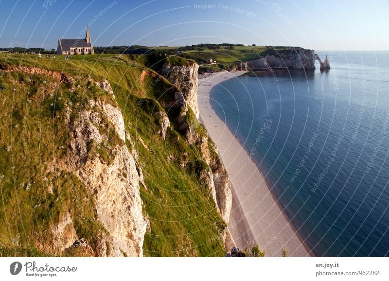 exponiert Ferien & Urlaub & Reisen Tourismus Ausflug Abenteuer Ferne Sommerurlaub Strand Meer Landschaft Wolkenloser Himmel Horizont Wiese Felsen Küste Klippe