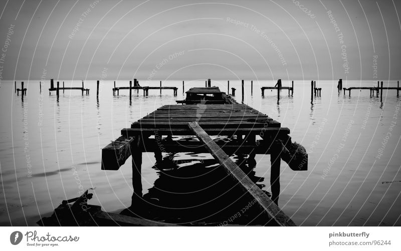 Auf den Spuren der Vergänglichkeit... See Meer Steg Anlegestelle Küste schwarz weiß Nebel Meeresspiegel Holz kaputt gebrochen Wasserspiegelung Brücke