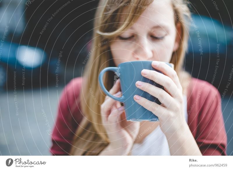 Genusszeit. Ernährung Frühstück Kaffeetrinken Slowfood Getränk Heißgetränk Kakao Tee Tasse Gesundheit Gesunde Ernährung Wellness Mensch feminin Junge Frau