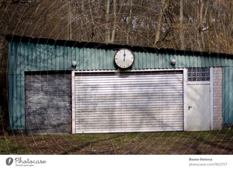 High Noon Design Sonnenlicht Wetter Baum Wald Stadtrand Industrieanlage Bauwerk Gebäude Architektur Fassade Wege & Pfade alt außergewöhnlich hässlich trashig