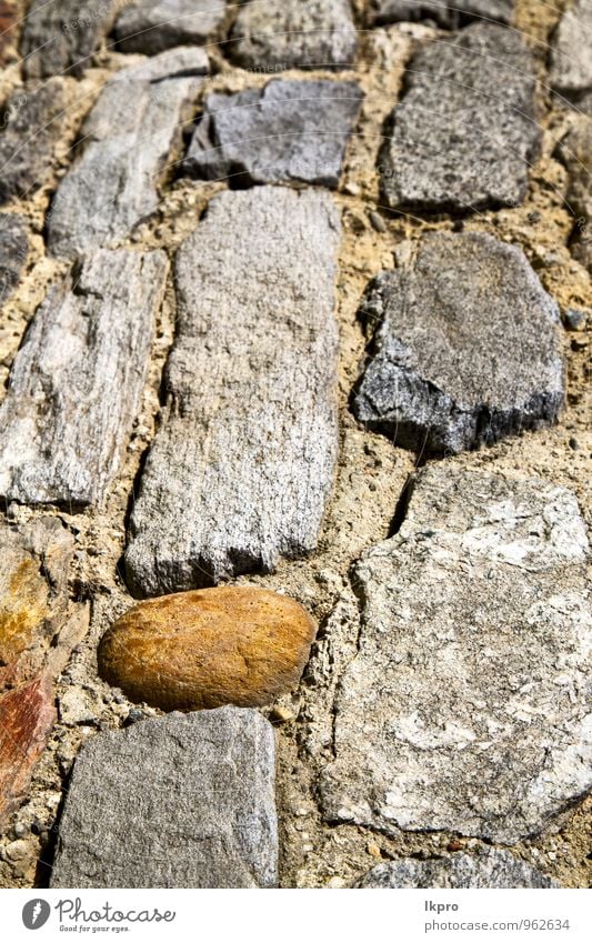 ziegel die in arsago seprio street lombardei italienisch Haus Auge Felsen Dorf Stadt Kirche Architektur Mauer Wand Fassade Straße Stein Sand Beton Rost Linie