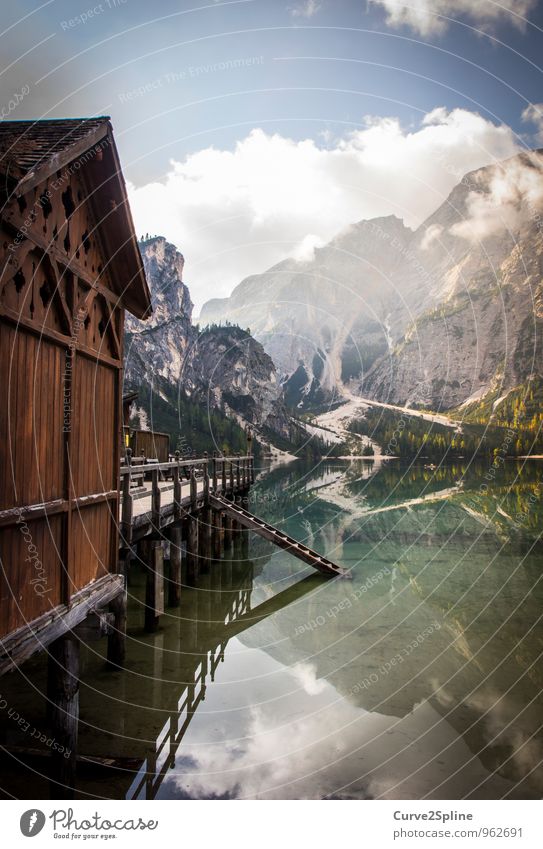 Spiegelbild Natur Urelemente Wasser Himmel Wolken Schönes Wetter Berge u. Gebirge Gipfel Seeufer authentisch Dolomiten Pragser Wildsee Holz Holzhaus Holzhütte