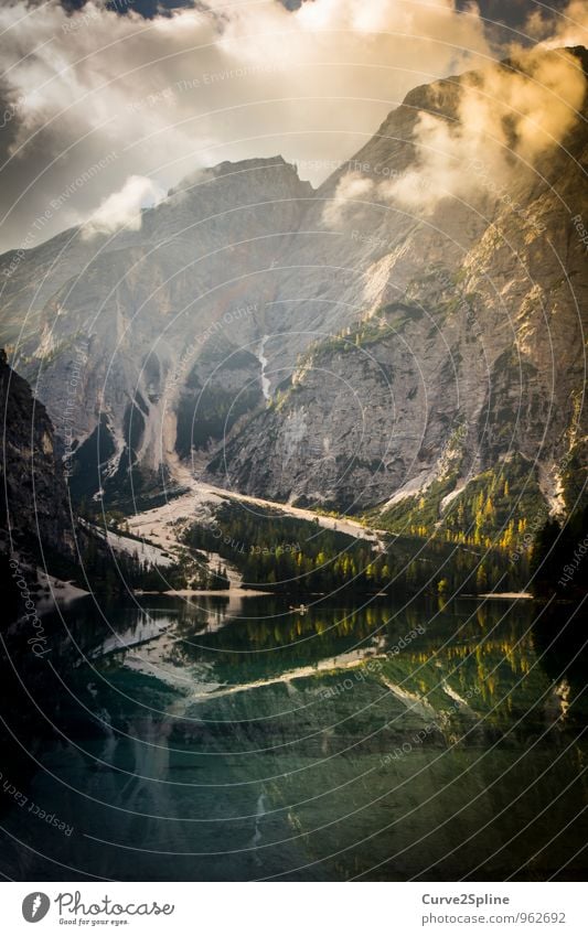 Wildsee Natur Landschaft Urelemente Himmel Wolken Sonnenlicht Herbst Wald Felsen Berge u. Gebirge Gipfel Seeufer authentisch Kanu Kanutour Wasserfahrzeug