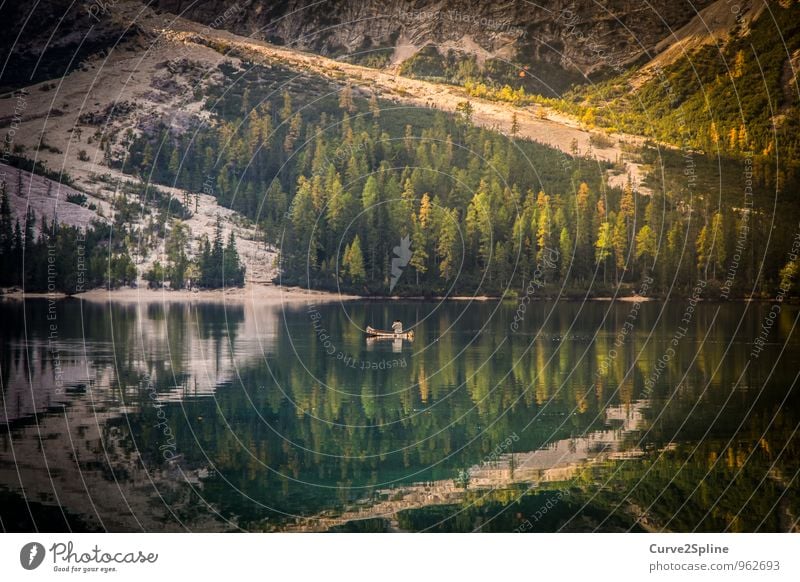 Kanu Natur Landschaft Urelemente Wasser fahren Seeufer Pragser Wildsee Dolomiten Wasserfahrzeug Wald Berge u. Gebirge grün Freiheit ruhig Bootsfahrt Kanutour