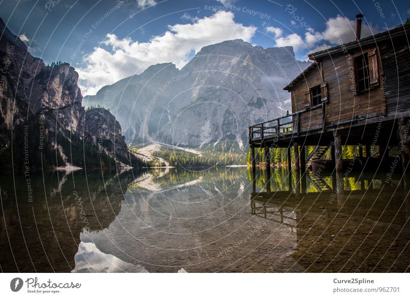 Bootshaus Natur Urelemente Wasser Himmel Wolken Herbst Schönes Wetter Berge u. Gebirge Gipfel Seeufer authentisch Hütte Holzhütte Seehaus im Englischen Garten