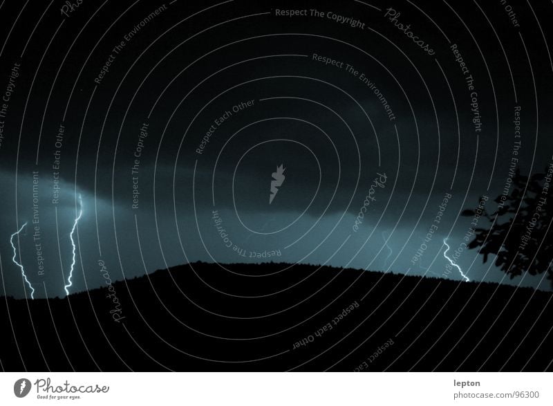 connected Blitzlichtaufnahme Blitze Licht Sturm Wolken Horizont Gewitter hell Regen