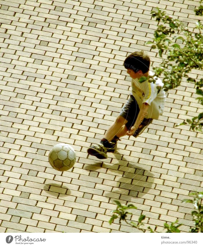 ... and forget Beckonaldolski Farbfoto Außenaufnahme Tag Spielen Sport Fußball Luftverkehr Junge Straße Leder Turnschuh Lebensfreude Lust Hinterhof Fußballer